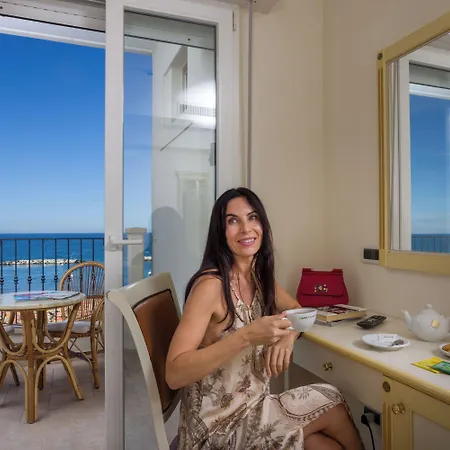 Zeus Hotel 3*